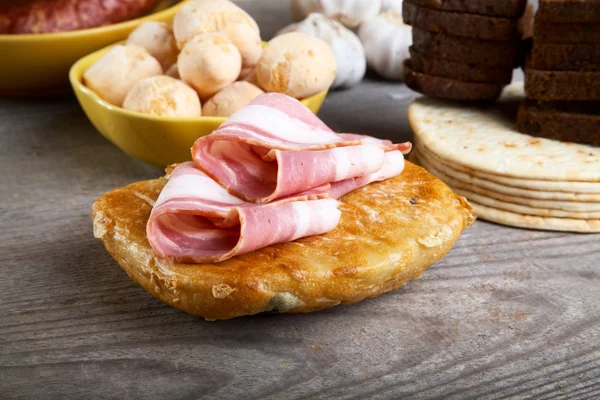 Stilleven met ham en brood op een tafel — Stockfoto