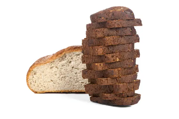 Högar av skivor svart bröd isolerad på en vit — Stockfoto