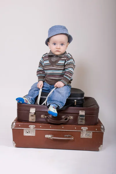 Μωρό κάθεται σε μια παλαιά βαλίτσα — Φωτογραφία Αρχείου