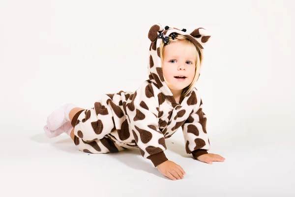 Flicka i dräkten av giraff — Stockfoto