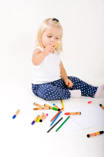 Pequeña niña dibuja. —  Fotos de Stock