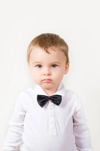 蝶ネクタイを持った少年 — ストック写真