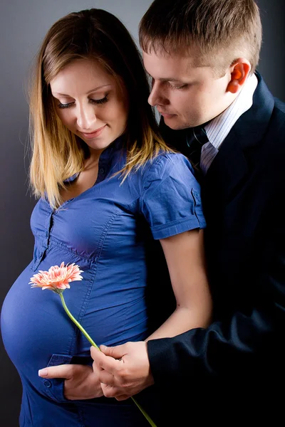 Пара заводных детей во время беременности — стоковое фото