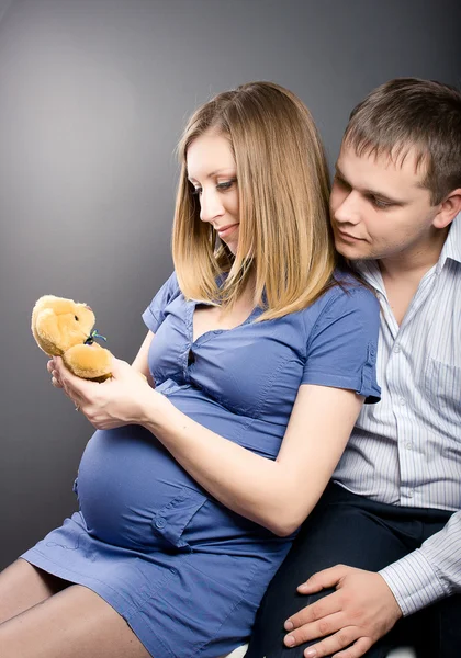 Pareja wiaiting bebé en el embarazo —  Fotos de Stock