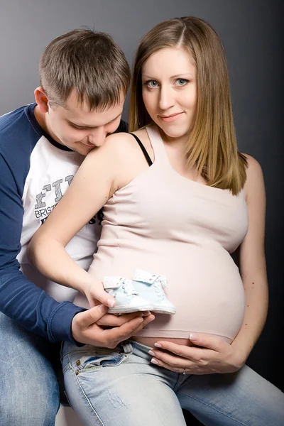 在怀孕的夫妇 wiaiting 宝宝 — 图库照片