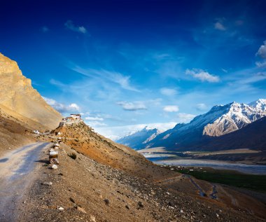 kee (ki, key) Manastırı yolu. Spiti Vadisi, himachal pradesh