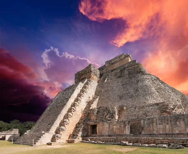 Maya piramide in uxmal, mexico — Stockfoto