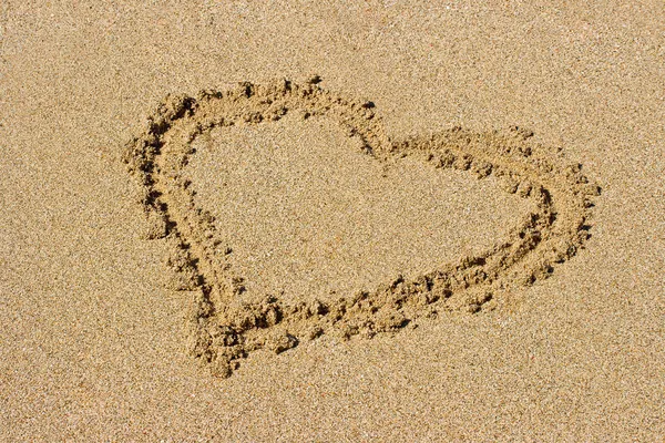 Cuore disegnato sulla sabbia — Foto Stock