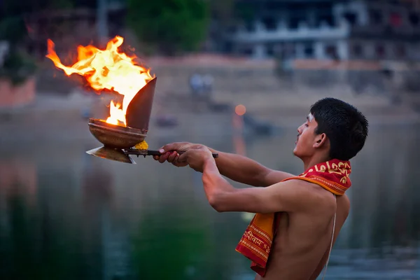 Cérémonie brahmane Aarti pooja sur la rive de la rivière Kshipra — Photo