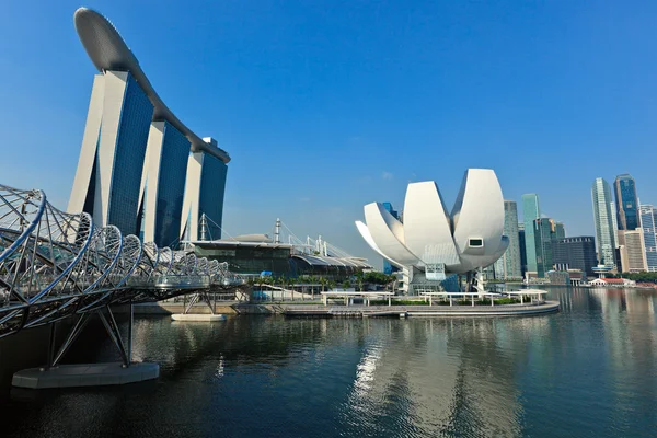 Marina Bay Sands hotel és kaszinó és a tudománytörténeti Múzeum, Singapo — Stock Fotó
