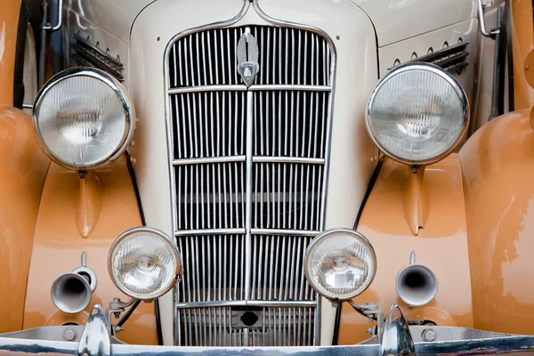 첸나이-인도-7 월 24 일: 자동차 그릴과 헤드 램프의 플리머스 P — 스톡 사진