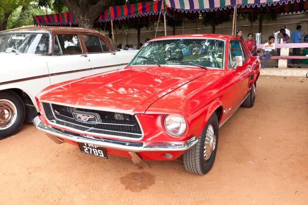 Chennai - Ινδία - 24 Ιουλίου: Ford Mustang (ρετρό εκλεκτής ποιότητας αυτοκίνητο) για H — Φωτογραφία Αρχείου