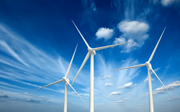 Вітрогенераторні турбіни в небі — стокове фото