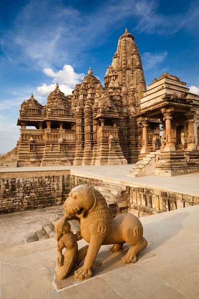 Statue de combat roi et lion et temple Kandariya Mahadev — Photo