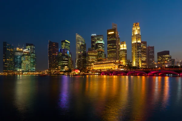 Singapore skyline in de avond — Stockfoto