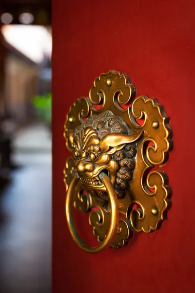 Дверная ручка буддийского храма — стоковое фото