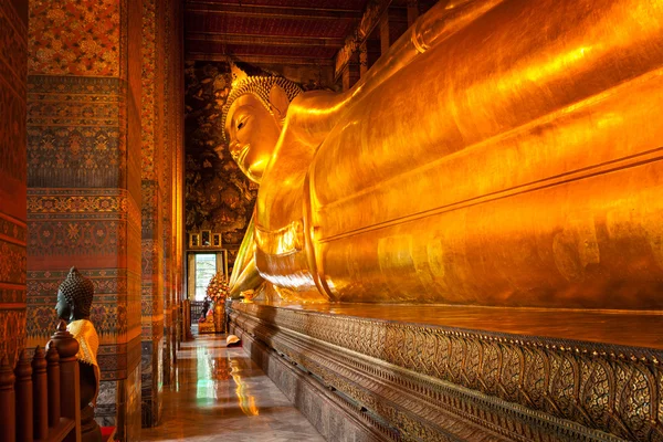 Лежащий Будда — стоковое фото
