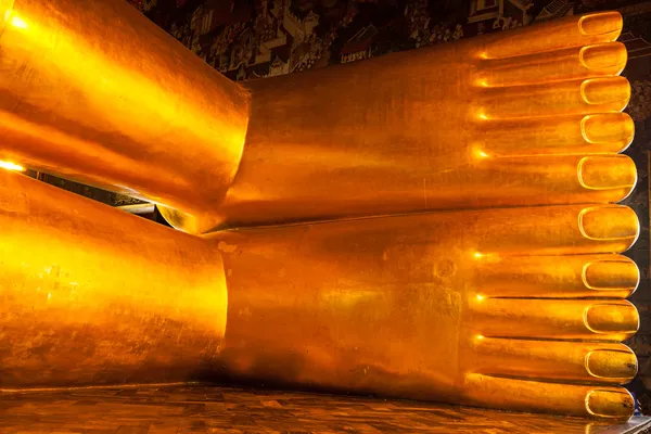 Reclinando pies de estatua de Buda de oro, Tailandia — Foto de Stock