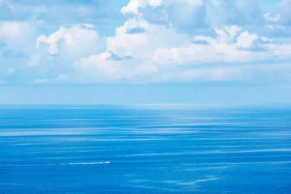 超速驾驶小船在海中 — 图库照片