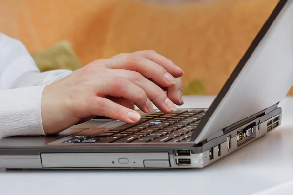 Dizüstü bilgisayarda kadın eli klavyesine yakın çekim — Stok fotoğraf