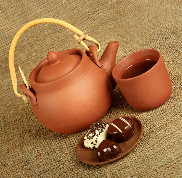 Teekanne aus Ton mit Süßigkeiten — Stockfoto