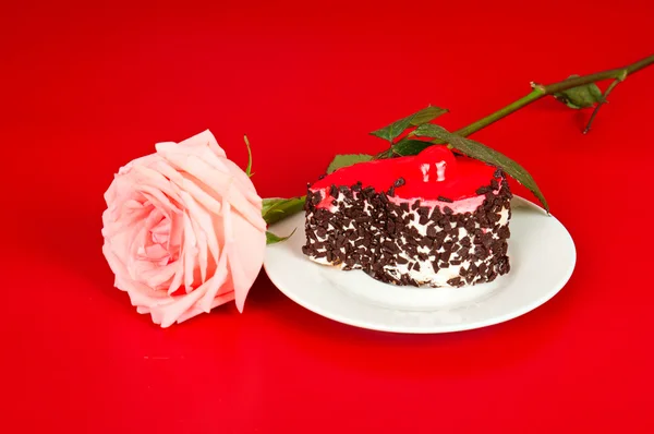 Rose ve kek üzerine kırmızı — Stok fotoğraf