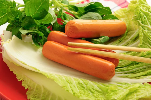 Yeşil sebzeler ile sosis — Stok fotoğraf
