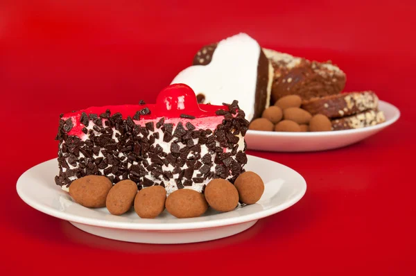 Sladké koláče na červeném pozadí — Stock fotografie