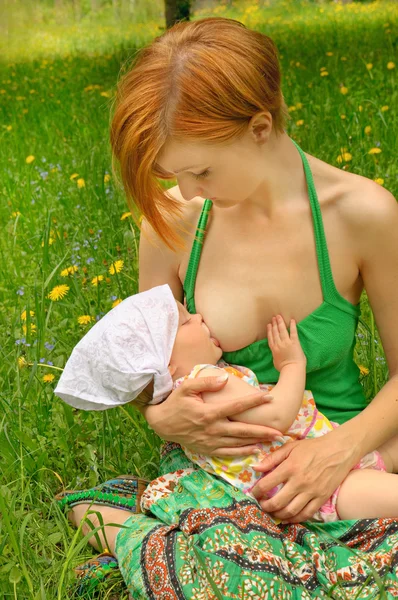 Mutter füttert ihr Baby — Stockfoto