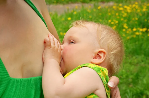Moeder voedt haar baby — Stockfoto