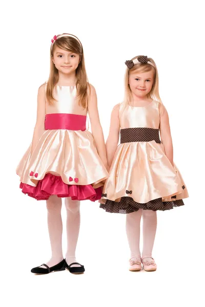 Δύο χαριτωμένα κοριτσάκια σε ένα φόρεμα — Φωτογραφία Αρχείου
