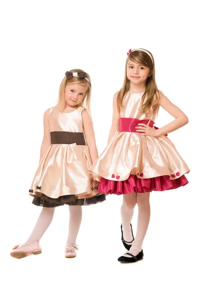 Две милые маленькие девочки в платье — стоковое фото