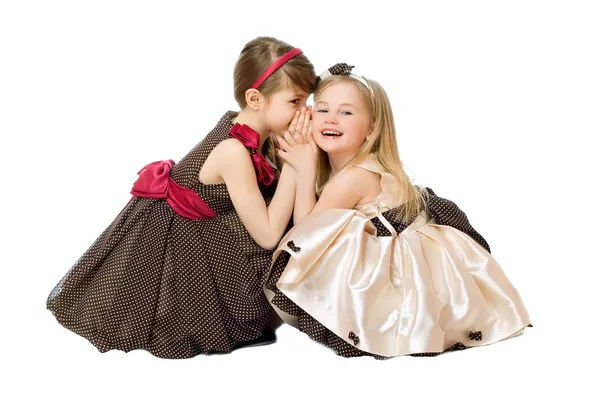 Twee kleine meisjes praten. geïsoleerd — Stockfoto