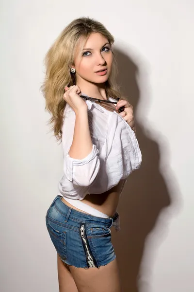 Sexy blonde junge Frau — Stockfoto