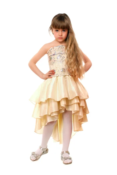 Bej renkli elbiseli güzel küçük bir kız — Stok fotoğraf