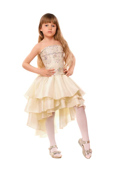 Söt liten tjej i en beige klänning — Stockfoto