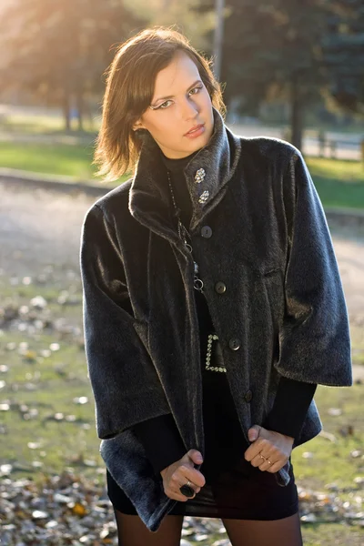 Krásná mladá žena v podzimním parku — Stock fotografie