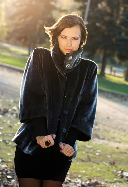 Hete jonge vrouw in herfst park — Stockfoto