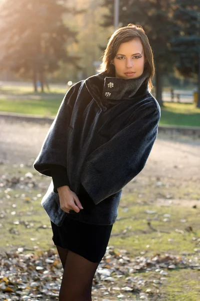 Őszi park gyönyörű fiatal nő — Stock Fotó