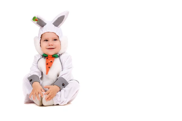 Маленький хлопчик, одягнений як кролик — стокове фото