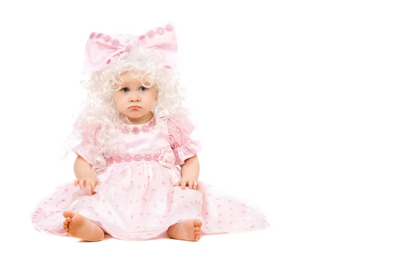 Pembe elbiseli hüzünlü bebek kız — Stok fotoğraf
