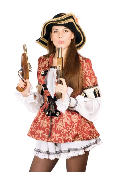 Vacker kvinna med kanoner utklädda till pirater — Stockfoto