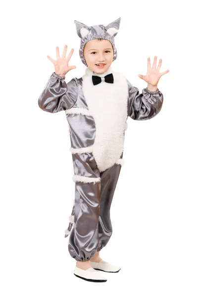 Играющий мальчик в костюме кота — стоковое фото
