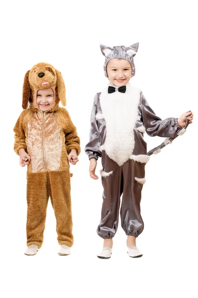 Chicos divertidos vestidos como un gato y un perro — Foto de Stock