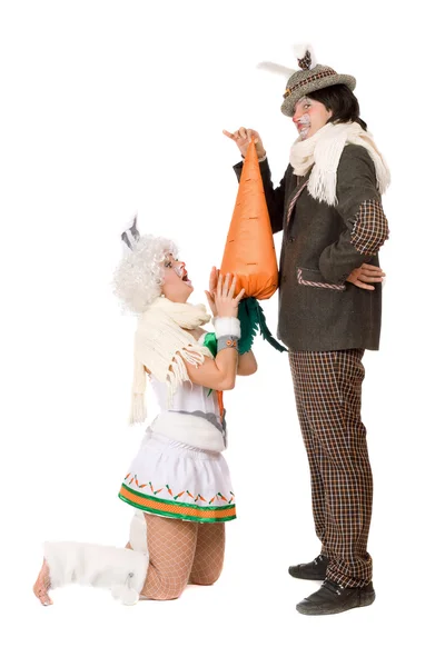 Lustiges junges Paar mit Karotte — Stockfoto