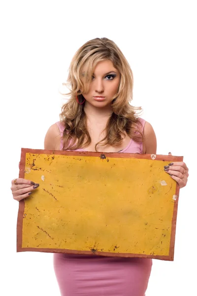 옐로우 보드와 함께 포즈를 취하는 젊은 여자 — 스톡 사진