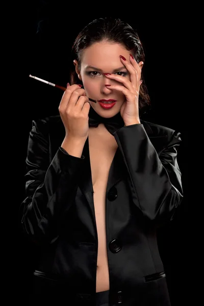 Giovane donna sensuale con sigaretta. Isolato — Foto Stock