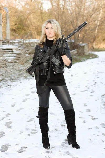 Σέξι Νεαρά ξανθιά με ένα πυροβόλο όπλο — Φωτογραφία Αρχείου