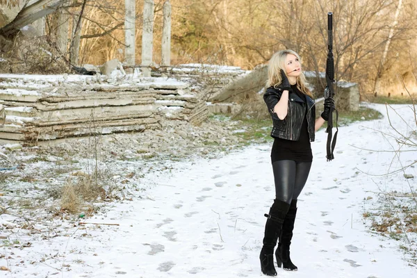 Attraente giovane donna con una pistola — Foto Stock