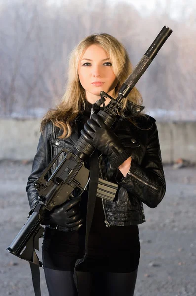Ozbrojené krásná mladá žena — Stock fotografie